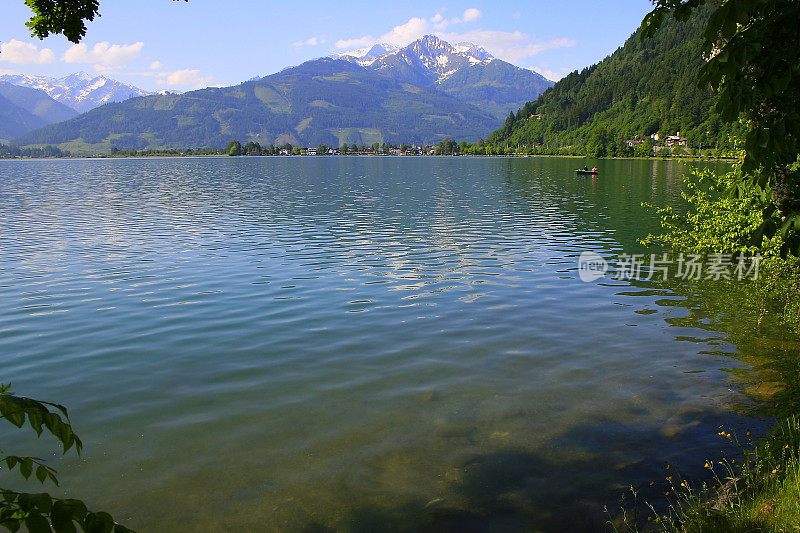 美丽而宁静的泽勒湖-泽尔am See和山脉景观，Tirol风景在奥地利萨尔茨堡，奥地利